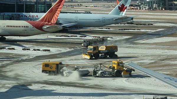 인천공항서 제빙작업 차량 항공기와 충돌‥ 항공편 내일로 연기