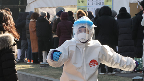 확진자 폭증에 중앙부처 공무원도 방역현장 투입