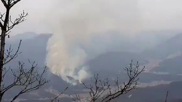 경북 문경에서 야산에서 불‥'산불 1단계' 발령하고 진화 작업