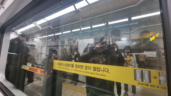 서울 지하철 2호선 신림역에서 전동차 고장‥20분 운행 차질