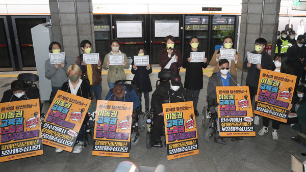장애인 단체, 지하철 시위 잠정 중단‥대신 매일 '삭발식'