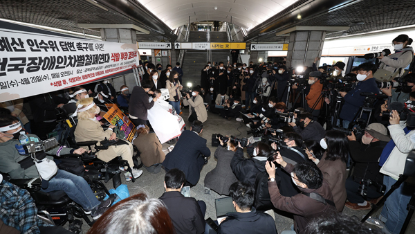 장애인 단체, 탑승시위 대신 삭발식 시작