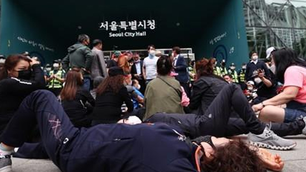 거리두기 반발해 미신고 집회 연 유흥업자 유죄