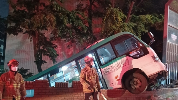 경기 부천서 시내버스가 담벼락 뚫고 떨어져‥2명 구조