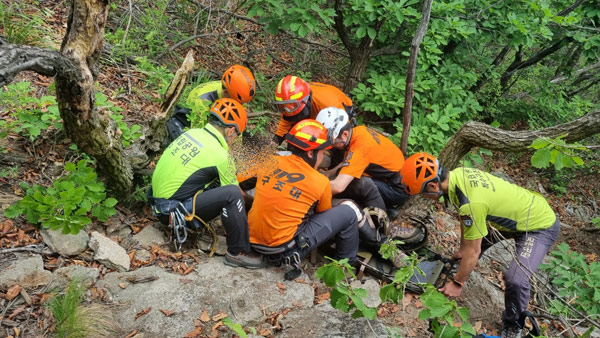 도봉산 여성봉 오르던 등산객, 60m 아래로 추락