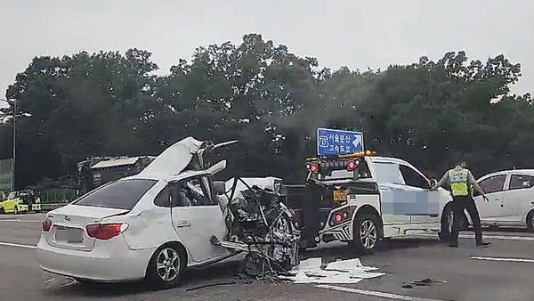 수도권 순환도로 통일로IC서 승용차-관광버스 사고‥ 2명 중상