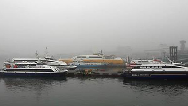 서해 짙은 안개‥인천~섬 10개 항로 여객선 운항 통제
