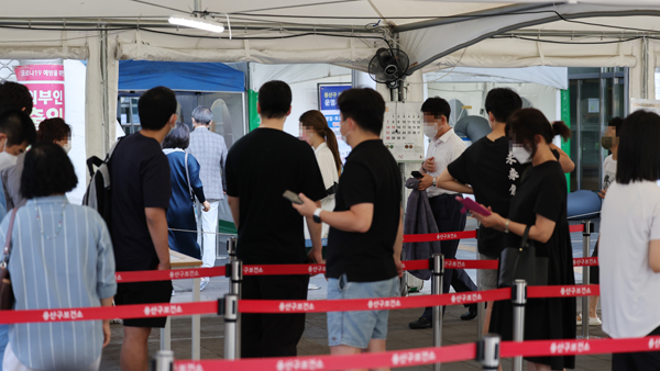 밤 9시까지 10만 7천568명 신규 확진‥전주 대비 8천400여명 줄어