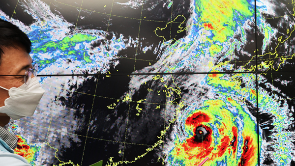 '힌남노' 경로 경남 내륙 방향으로 수정‥내일 새벽 '초강력' 발달