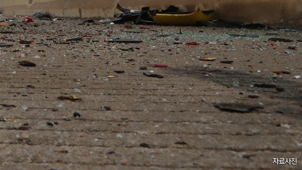 자율주행하던 테슬라 차량, 고속도로에 멈춰선 승용차로 돌진