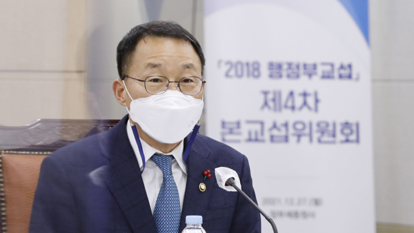 검찰, 문 정부 '블랙리스트 의혹' 첫 청와대 관계자 조사