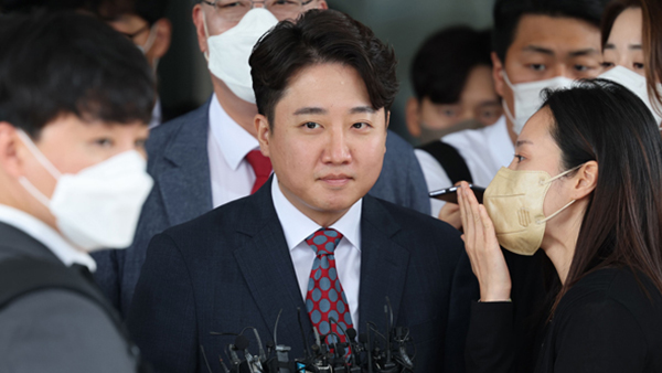 이준석, '성 상납 의혹' 명예훼손 고소인으로 경찰 출석