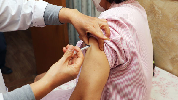 "개량백신 안 맞으면 요양병원 외출·외박 안 돼"