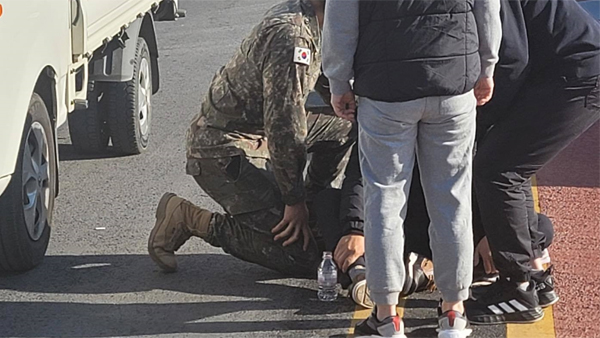 쓰러진 시민 구조한 육군 부사관들 "당연한 일 했을 뿐"