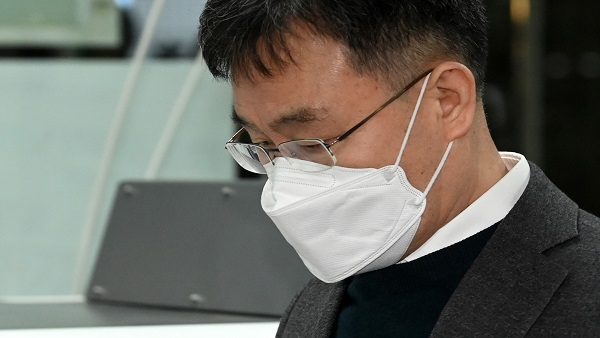 김만배 부인, 압수물 포렌식 참관 위해 검찰 출석