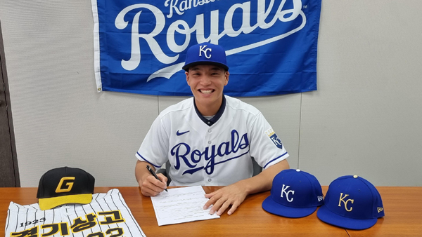 '고교 포수 빅3' 경기상고 엄형찬, MLB 캔자스시티와 계약