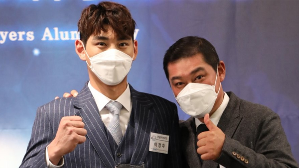 키움 이정후, 프로야구 최초 '부자 MVP' 등극‥신인왕은 두산 정철원