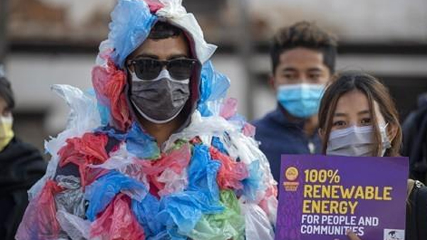 쓰레기에 신음하는 에베레스트‥네팔 호텔 "일회용 플라스틱 퇴출"