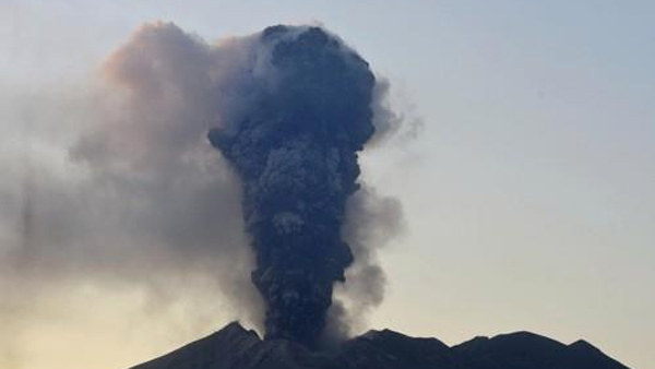 일본 규슈 남부 사쿠라지마 화산 분화…분출 돌 2.5㎞ 날아가