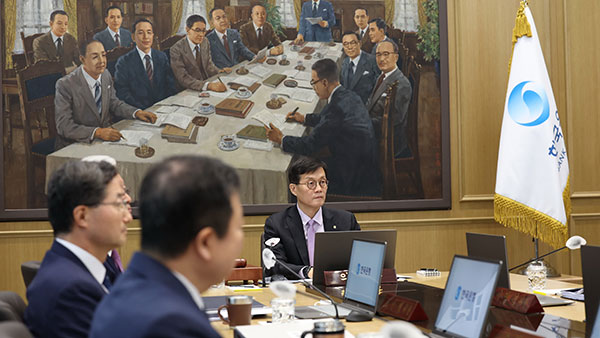 '금리동결' 금통위원들 "물가·가계부채 여전히 불안‥긴축필요"