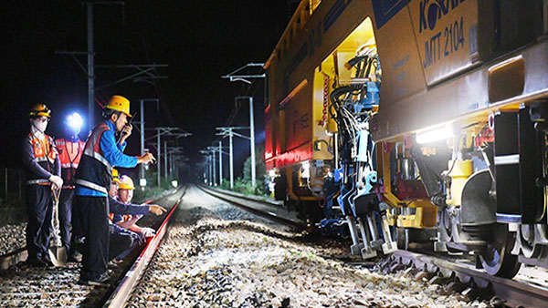 '더위에 선로 괜찮을까'‥코레일, 하루 30여곳 선로 상태 특별점검
