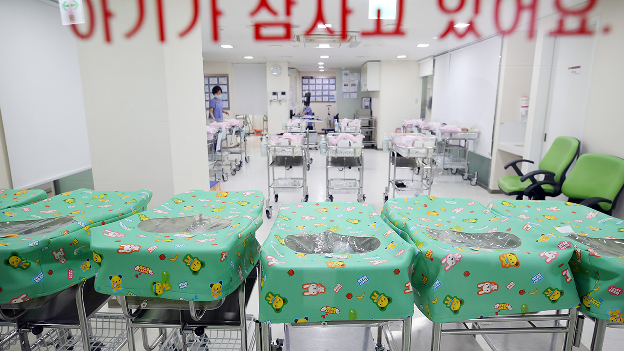 한은 "세계 1위 초저출산 놔두면 2050년 성장률 0% 이하로"