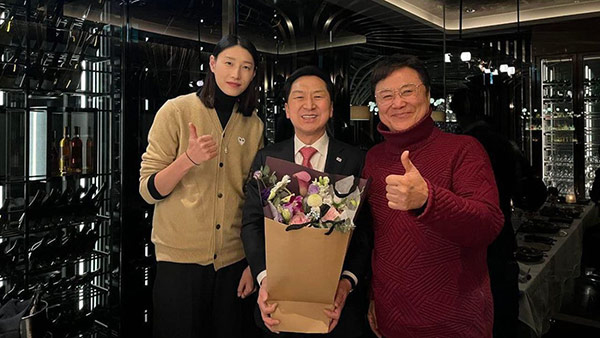 김연경·남진 인증샷 논란, 안철수 캠프 "해명까지 거짓이면 더 문제"