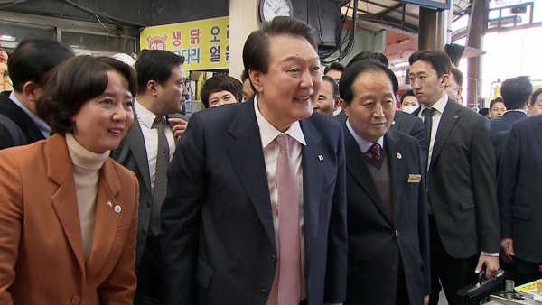 윤 대통령, 청주시장 방문 "헌법 정신, 전통시장 오면 가슴으로 느껴"