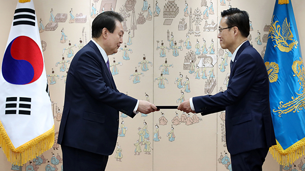 윤 대통령, 김형두 헌법재판관에 임명장‥취임 후 첫 임명