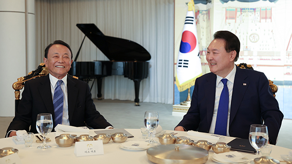 윤 대통령, 아소 전 日총리와 관저만찬‥"한일관계 계속 관심"