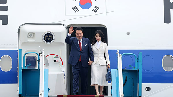 윤 대통령, 국빈 방문지 베트남 도착‥경제사절단도 동행