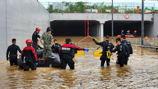 군 호우 피해 지역 장병 급파실종자 수색에 스쿠버다이버 투입
