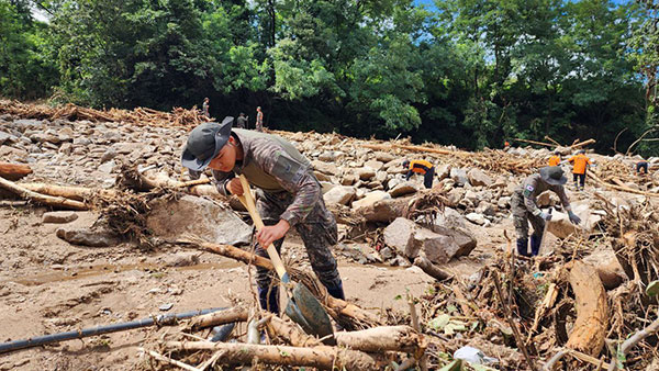 군, 수해 지역에 장병 1만 1천 명 투입‥'호우 피해 복구 TF' 투입