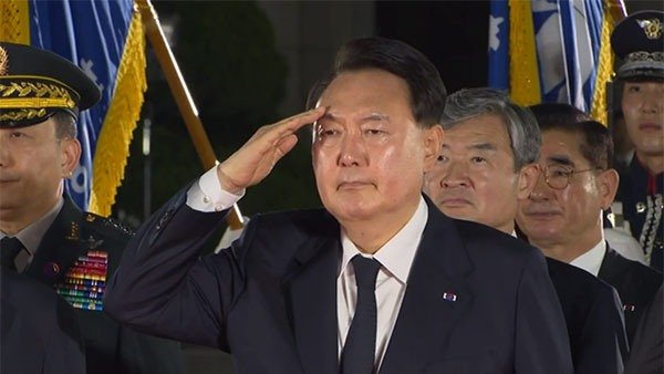 윤 대통령, 6·25 국군전사자 유해 봉환식 주관‥"최고의 예우로 맞이"