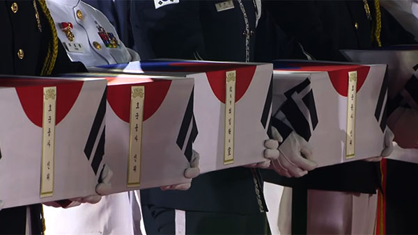 윤 대통령, 6·25 국군전사자 유해 봉환식 주관‥"최고의 예우로 맞이"