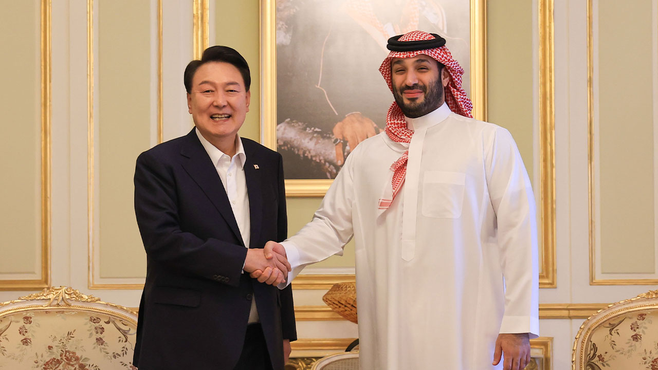 윤 대통령 "한국, 최적의 경제협력 파트너"‥빈 살만과 '깜짝' 환담