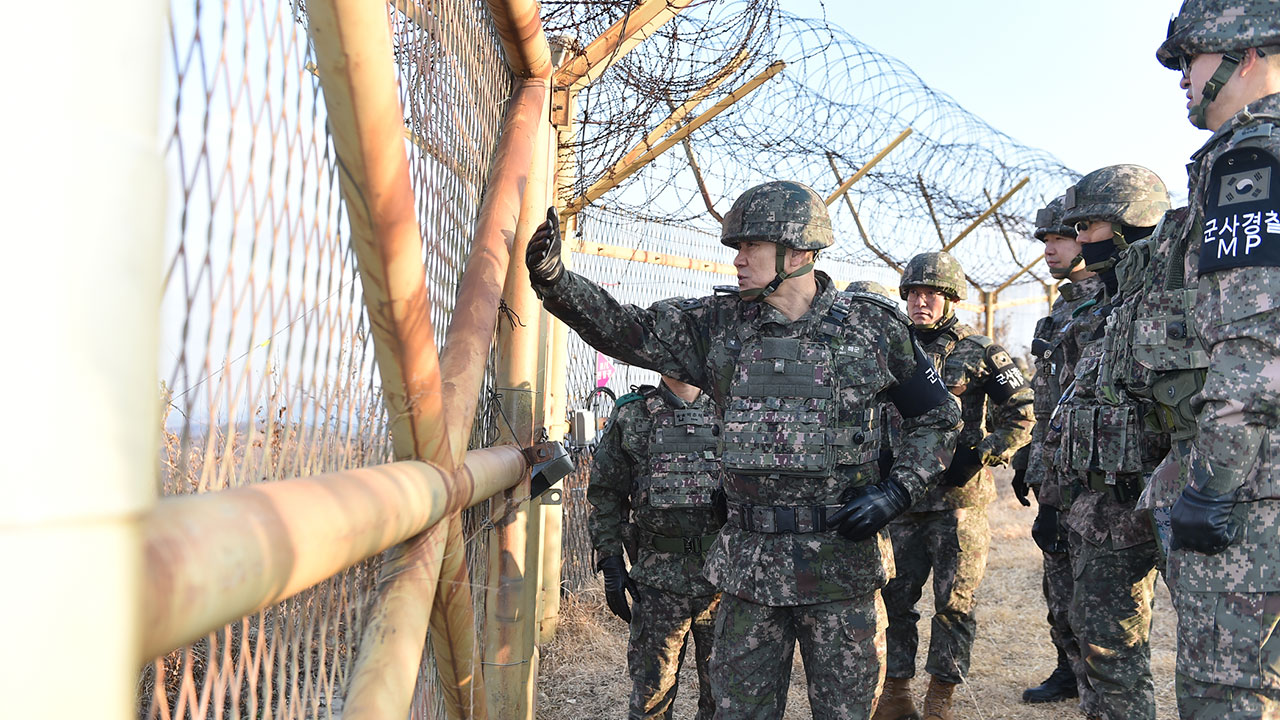 합참의장, 방공진지·최전방 감시초소 점검‥"적 도발 시 압도적 응징"