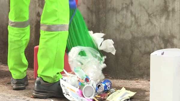 돈 받고 무단폐기물 수거해 해고된 미화원‥ 법원 "실업급여 박탈 정당"