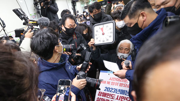 법원, 2차 조정안서 '5분 조항' 삭제‥전장연 "관치가 법치 흔들어"