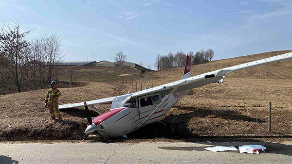 강원 횡성에서 경비행기 비상 착륙‥2명 대피