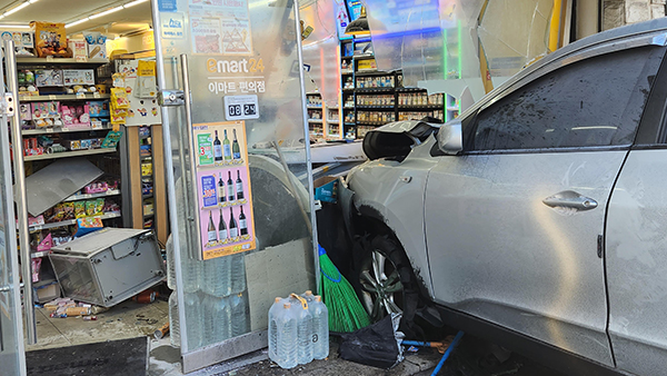 구로구 편의점에 SUV 차량 돌진‥50대 운전자 다쳐