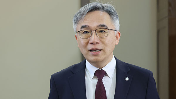 검찰 '후배 성추행 혐의' 정철승 변호사 소환조사