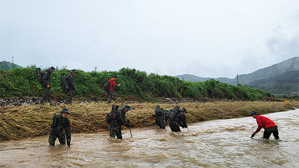 실종자 수색하던 해병대원, 급류 휩쓸려 실종‥수색 중