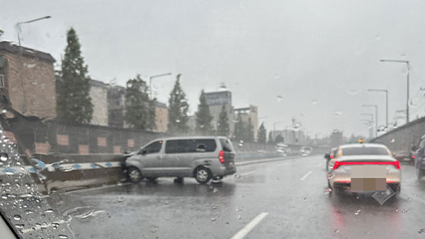 경인고속도로서 차량이 중앙분리대 충돌‥빗길 미끄러짐 추정