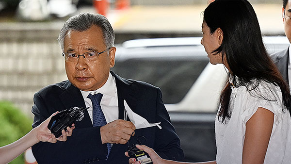 검찰, '50억 클럽' 박영수 전 특검 최측근·딸 소환조사