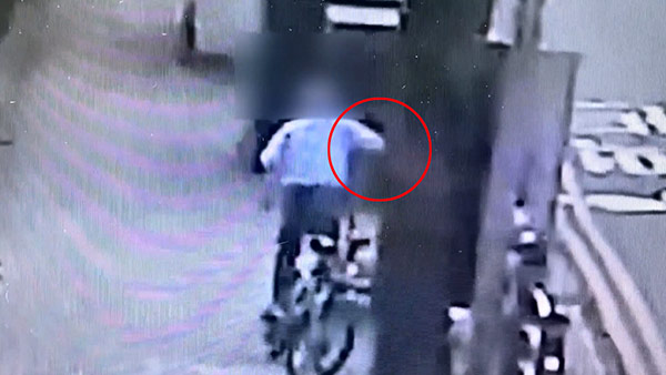 지나가는 차에 손 갖다대 교통사고 합의금 가로챈 60대 구속 송치