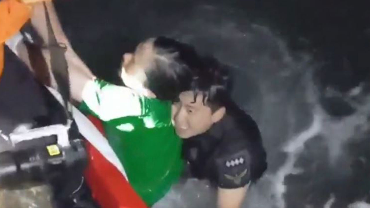 울산해경 경찰관, 한밤중 바다에 빠진 여성 왕복 400m 헤엄쳐 구조