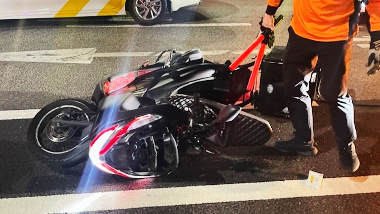 인천 도로 달리던 오토바이 경계석 들이받아‥2명 사망