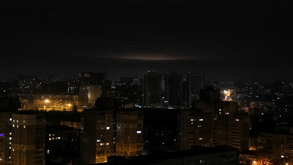 우크라 수도 키이우 미사일 피격..기반시설·가옥 18채 피해