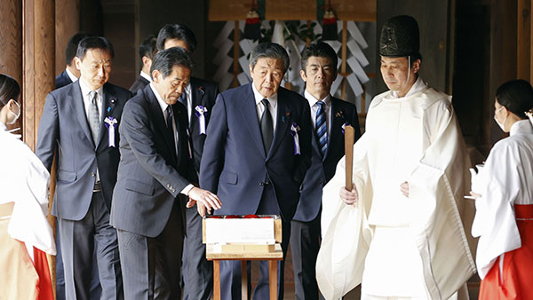 기시다 총리, 야스쿠니 신사에 공물‥의원 87명 집단 참배